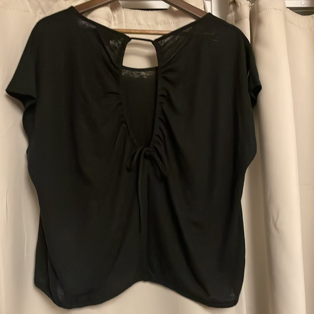 NWT.  Linen blend key hole back crop top